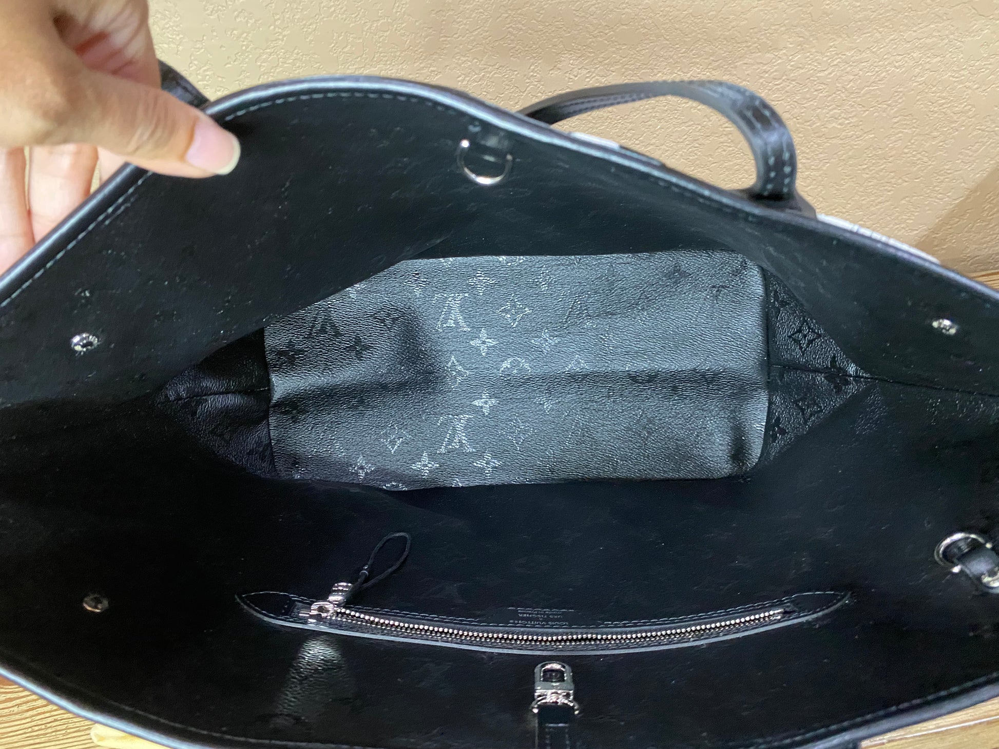 Authentic Louis Vuitton Urs Fischer Neverfull MM – Esys Handbags Boutique